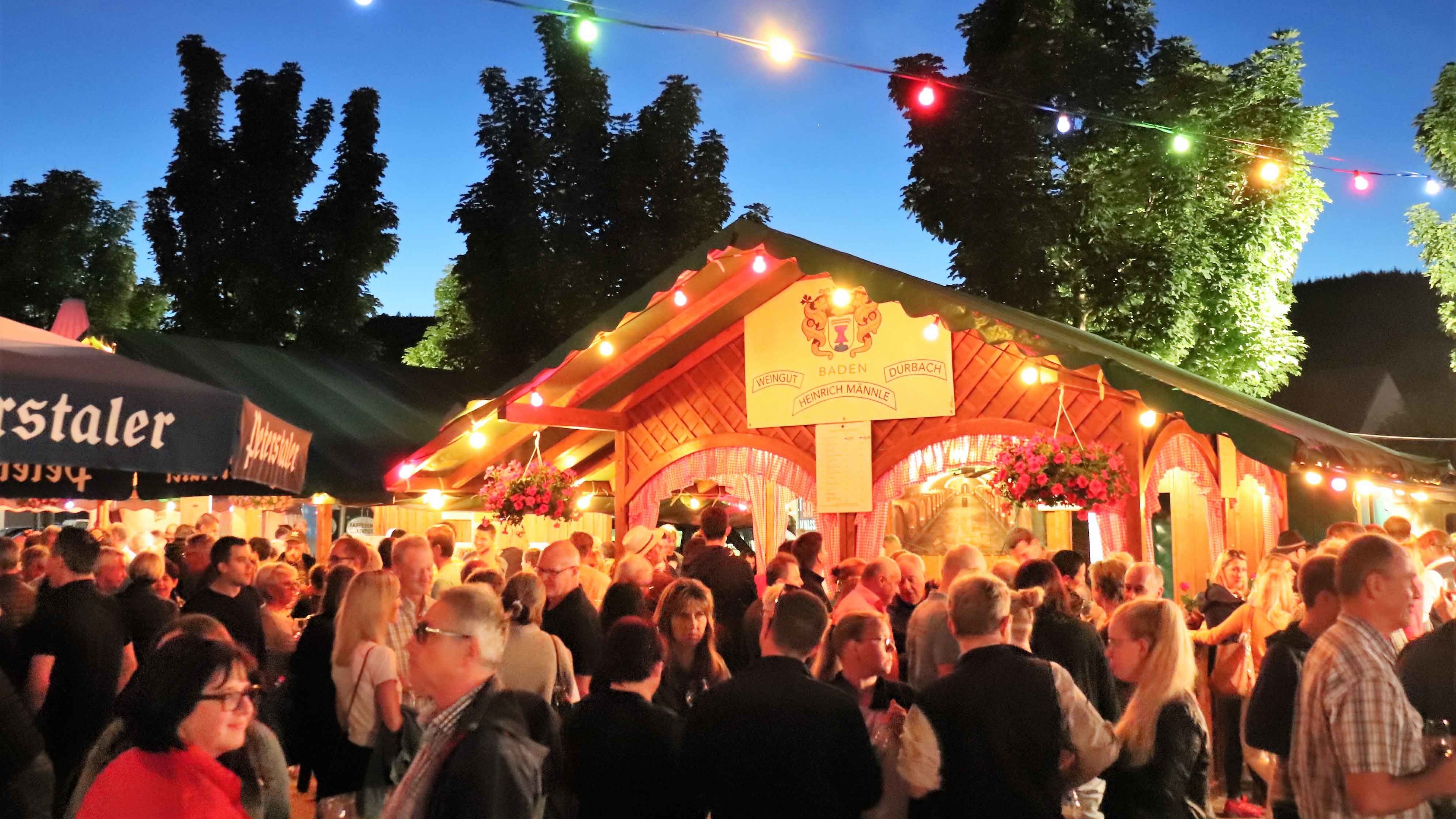 Weinfest_Abenstimmung mit beleuchtetem Weinstand Heinrich Männle